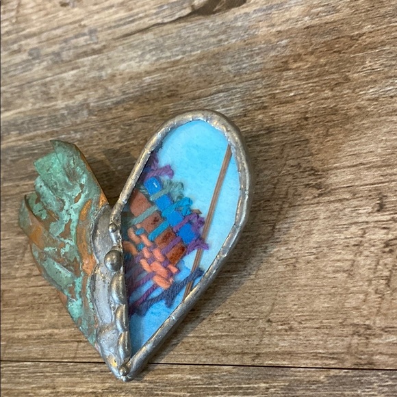 Artistic Heart-Shaped Brooch with Multicolor Design - Picture 3 of 9